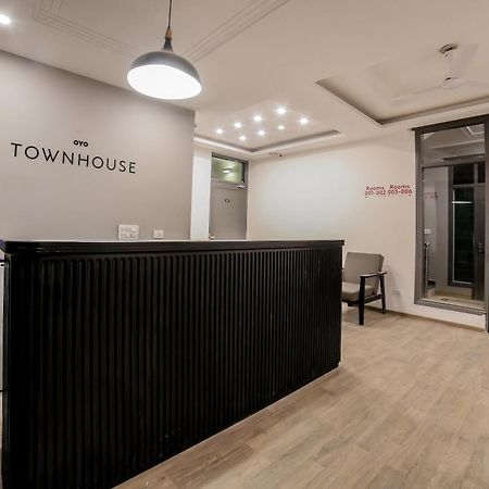 Townhouse 330 Dlf Phase-2 Near Leisure Valley Park Гургаон Екстериор снимка